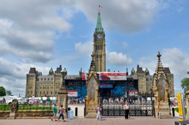 Ottawa, Kanada, 30 Haziran: Parliament Hill 'de Sahne 30 Haziran 2013' teki 1 Temmuz Kanada Günü gösterisi için hazırlanıyor, Ottawa, Ontario.