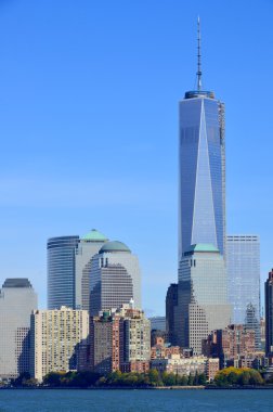 NEW YORK - OCTOBER 24: Lower Manhattan ve One World Trade Center veya Freedom Tower 24 Ekim 2013 'te New York City, New York' ta inşa edilen yeni Dünya Ticaret Merkezi kompleksinin ana binasıdır.  
