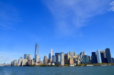 NEW YORK - OCTOBER 24: Lower Manhattan ve One World Trade Center veya Freedom Tower 24 Ekim 2013 'te New York City, New York' ta inşa edilen yeni Dünya Ticaret Merkezi kompleksinin ana binasıdır.  