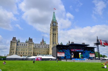 Ottawa, Kanada, 30 Haziran: Parliament Hill 'de Sahne 30 Haziran 2013' teki 1 Temmuz Kanada Günü gösterisi için hazırlanıyor, Ottawa, Ontario.