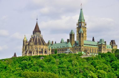 OTTAWA, Kanada Parlamentosu, Kanada 'nın 30 Haziran 2013 tarihinde Ottawa, Ontario, Kanada' nın başkenti Parliament Hill 'de kurulmuş federal yasama organıdır..