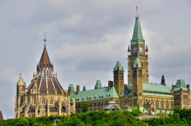 OTTAWA, Kanada Parlamentosu, Kanada 'nın 30 Haziran 2013 tarihinde Ottawa, Ontario, Kanada' nın başkenti Parliament Hill 'de kurulmuş federal yasama organıdır..