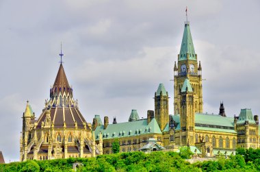 OTTAWA, Kanada Parlamentosu, Kanada 'nın 30 Haziran 2013 tarihinde Ottawa, Ontario, Kanada' nın başkenti Parliament Hill 'de kurulmuş federal yasama organıdır..