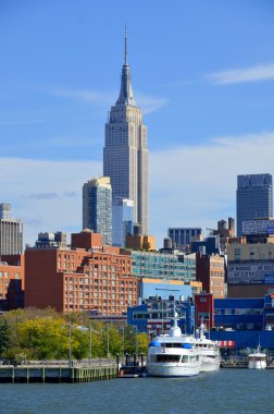 NEW YORK, ABD - 30 Ekim 2018: Empire State Building ile Manhattan şehir merkezi Hudson River, New York, ABD