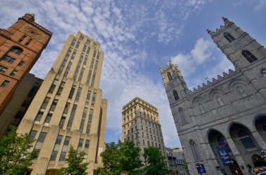 MONTREAL CANADA 25 AĞUSTOS: Place d 'Armes Eski Montreal çeyreğinde bir kare. Merkezde, Montreal 'in kurucusu Paul de Chomedey' in anısına bir anıt bulunmaktadır. 08: 25 'te Montreal Kanada' da.