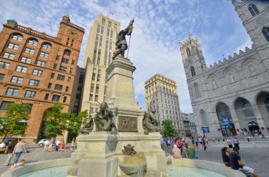 MONTREAL CANADA 25 AĞUSTOS: Place d 'Armes Eski Montreal çeyreğinde bir kare. Merkezde, Montreal 'in kurucusu Paul de Chomedey' in anısına bir anıt bulunmaktadır. 08: 25 'te Montreal Kanada' da. 