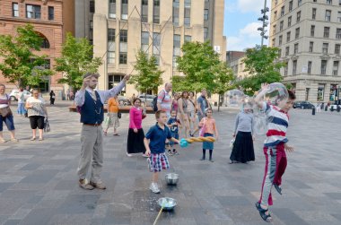 MONTREAL CANADA 25 AĞUSTOS: Place d 'Armes Eski Montreal çeyreğinde bir kare. Merkezde, Montreal 'in kurucusu Paul de Chomedey' in anısına bir anıt bulunmaktadır. 08: 25 'te Montreal Kanada' da. 