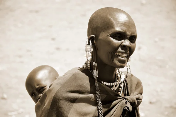 Serengeti Tanzânia Nov Mulher Masai Não Identificada Adornada Com Jóias — Fotografia de Stock