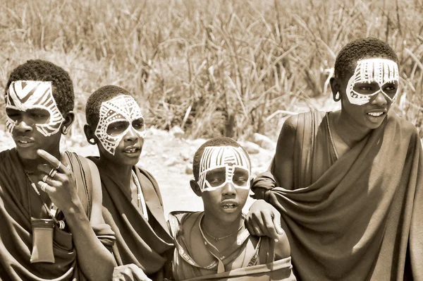 Serengeti Tanzanien Nov Oidentifierad Masai Kvinna Prydd Med Juveler Den — Stockfoto
