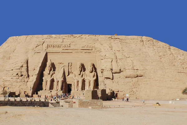 Abu Simble 11月25日 2010年11月25日のアブシンベル寺院訪問者エジプトを訪れる観光客の数は 2011年1月25日のエジプト革命以来3分の1以上減少しました — ストック写真
