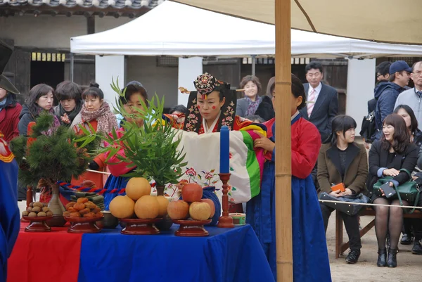 ソウル韓国4月7日 結婚式のパフォーマンス韓国の伝統では 花嫁は2つの弓を作り 新郎は一度作る 陰と陽の調和を表します 2013年4月7日ソウル — ストック写真