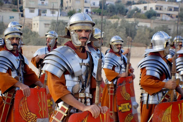 Jerash 11月25日 2009年11月25日にヨルダンのエルサレムで開催されたローマ軍の再現ショーで ヨルダン人男性がローマ兵士としてドレスアップ — ストック写真