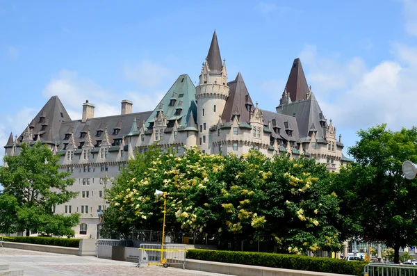OTTAWA, CANADA - 30 Haziran 2013 'te Ottawa, Kanada' da Chateau Laurier Hotel. Bu şatoya Kanada 'nın eski başbakanı Sir Wilfred Laurier' in adı verildi..