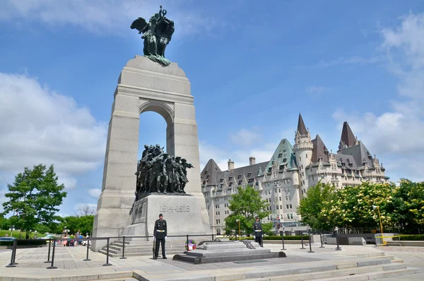 Ottawa Canada June National War Memorial Tall Granite Cenotaph Acreted — 图库照片