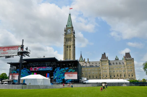 Ottawa, Kanada, 30 Haziran: Parliament Hill 'de Sahne 30 Haziran 2013' teki 1 Temmuz Kanada Günü gösterisi için hazırlanıyor, Ottawa, Ontario.