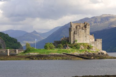 Eilean Donan Kalesi, İskoçya 'nın batısındaki Loch Duich Gölü' nde küçük bir adadır. Bir yaya köprüsü ile anakaraya bağlıdır ve Dornie köyünden yaklaşık 800 metre uzaktadır.