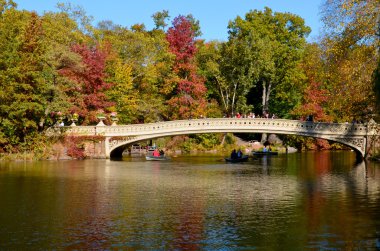 NEW YORK CITY - OCT 27: 2013: New York 'taki Central Park' taki Bow Bridge manzarası. Park 'taki ilk dökme demir köprü (Amerika' nın en eski ikinci köprüsü), 1859 ve 1862 yılları arasında inşa edilmiştir..