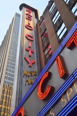 NEW YORK CITY - OCT, 26: Radio City Music Hall Rockefeller Center Otc 26, 2013, New York, New York. 1932 'de tamamlanan ünlü müzikhol 1978' de şehir simgesi ilan edildi..