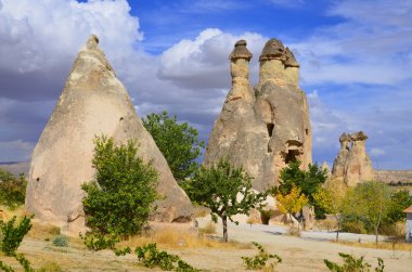 Türkiye 'nin kapadokya' nın en bilinen özelliği muhtemelen kalbinde Goreme 'in peri bacaları ve çevresindeki köylerdir.