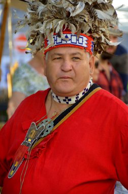 MONTREAL QUEBEC CANADA 24 AĞUSTOS: 24 Ağustos 2013 'te Montreal, Pointe-a-Calliere' in 18. Yüzyıl Halk Pazarı 'nda Yeni Fransa dönemini yeniden canlandıran adam Montreal Kanada' da 24 Ağustos 2013