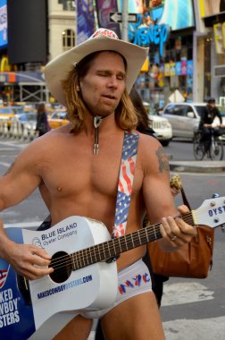 NEW YORK USA 29 Ekim 2013 'te New York City, New York City, New York' ta The Naked Cowboy adıyla bilinen Amerikalı sokak sanatçısı..