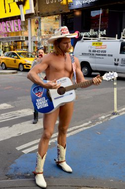 NEW YORK USA 29 Ekim 2013 'te New York City, New York City, New York' ta The Naked Cowboy adıyla bilinen Amerikalı sokak sanatçısı..