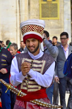 İSTANBUL TURKEY 02: Türkiye 'de Ekim 02' de İstanbul 'daki Aziz Sofya Müzesi önünde Osmanlı gibi giyinen adam