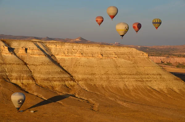 ゴーレム トルコ 10月 カッパドキア上空を飛ぶ熱気球は 10月に熱気球で飛ぶのに最適な場所の一つとして世界中で知られています02 2013年10月2日にトルコのカッパドキアのゴーレムで — ストック写真