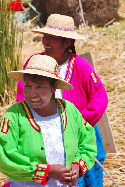 Puno Perú Nov Mujeres Identificadas Con Vestidos Tradicionales Reciben Turistas — Foto de Stock