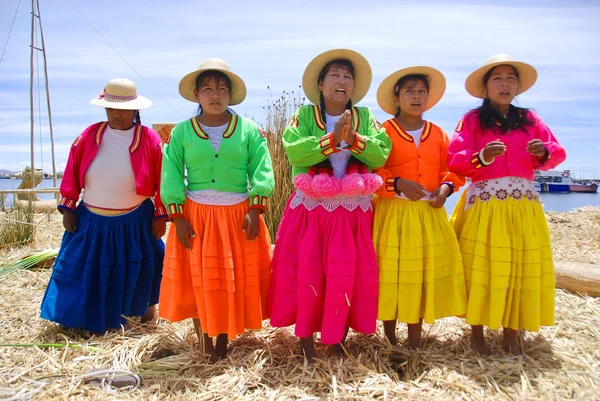 Puno Peru Lis Niezidentyfikowane Kobiety Tradycyjnych Sukienkach Witają Turystów Uros — Zdjęcie stockowe
