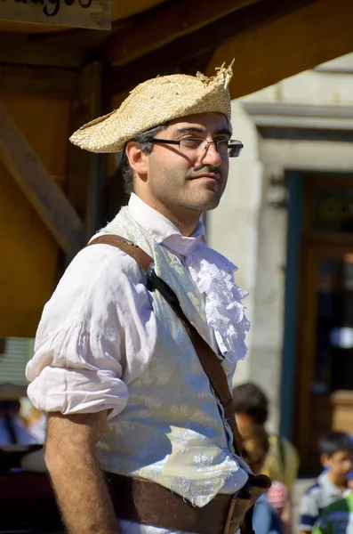 MONTREAL QUEBEC CANADA 24 AĞUSTOS: 24 Ağustos 2013 'te Montreal, Pointe-a-Calliere' in 18. Yüzyıl Halk Pazarı 'nda Yeni Fransa dönemini yeniden canlandıran adam Montreal Kanada' da 24 Ağustos 2013