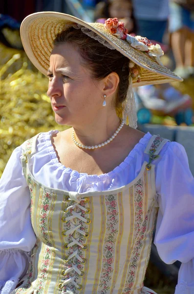 MONTREAL QUEBEC CANADA 24 AĞUSTOS: 24 Ağustos 2013 'te Montreal, Pointe-a-Calliere' in 18. yüzyıldaki kamu pazarında Yeni Fransa dönemini yeniden canlandıran kadın Montreal Kanada 'da 24 Ağustos 2013