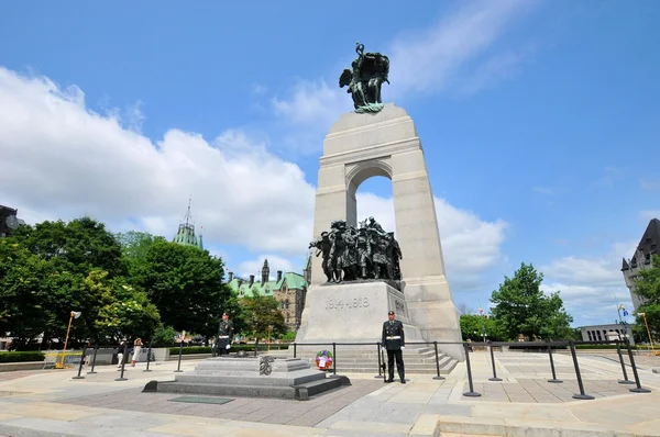 Ottawa Canada June National War Memorial 是位于加拿大安大略省渥太华联邦广场的一座带有青铜雕塑品的花岗岩尖塔 — 图库照片