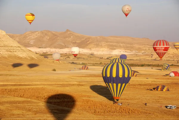 Goreme Turkey Lokakuu Kuumailmapallo Lentää Cappadocia Tunnetaan Ympäri Maailmaa Yhtenä — kuvapankkivalokuva