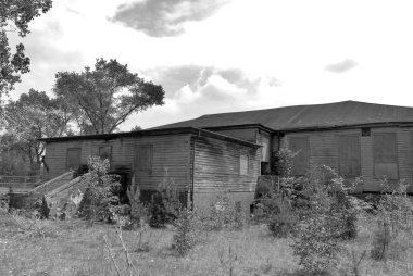 Kırsalda terk edilmiş eski bir ev.