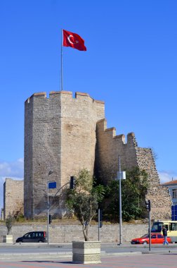 İstanbul Surları, Konstantinopolis 'i Büyük Konstantin tarafından kurulduğundan beri koruyan bir savunma taşından duvardır. İstanbul 'da 25 Eylül 2013' te.
