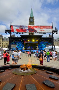 Ottawa, Kanada, 30 Haziran: Parliament Hill 'de Sahne 30 Haziran 2013' teki 1 Temmuz Kanada Günü gösterisi için hazırlanıyor, Ottawa, Ontario.