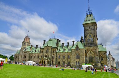 Ottawa Canada 30 Haziran 2013 'te Ottawa Kanada' daki Kanada Parlamento Tepesi 'nde bulunan ve 30 Haziran 2013' te Ottawa Kanada 'da milletvekilleri için ofisleri bulunan üç binadan biridir.