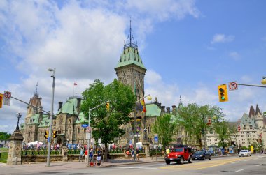 Ottawa Canada 30 Haziran 2013 'te Ottawa Kanada' daki Kanada Parlamento Tepesi 'nde bulunan ve 30 Haziran 2013' te Ottawa Kanada 'da milletvekilleri için ofisleri bulunan üç binadan biridir.