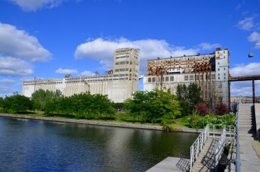 Montreal CANADA SEPT. 08: Silo No 5, ilk olarak Montreal Limanı 'nı 2008 Eylül 2013' te Montreal Quebec, Kanada 'da değiştiren altyapı programı kapsamında 1903 ve 1906 yılları arasında inşa edildi..
