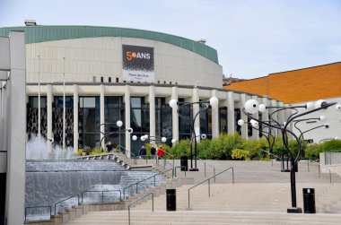 MONTREAL CANADA SEPT 15: Place des Arts Montreal, Quebec, Kanada 'da büyük bir sahne sanatları merkezidir. 15 Eylül 2013' te 45 milyon seyirci Place des Arts 'a ayak bastı.