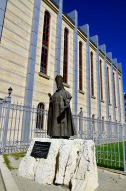 SOFIA BULGARIA SEPT 14: Papa 16. John Paul tarafından 2002 yılında kutsanan St. Joseph Katedrali 'nin önündeki Papa XIII. 14 Eylül 2013 'te Sofya Bulgaristan' da