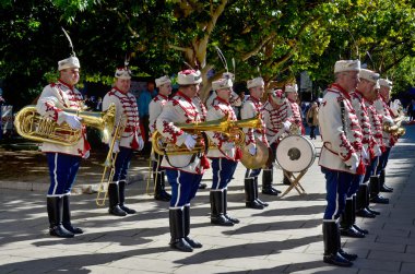 SOFYA SEPTEMBER 28 Eylül 2013: Bulgaristan Cumhurbaşkanlığı önünde 28 Eylül 2013 tarihinde Sofya 'da. Ulusal Muhafız Birimi, ordu selam töreni için askeri birlikleri de içeriyor..