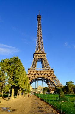 PARIS, FRANCE ECTOBER 12: Eiffel Kulesi (Tour Eiffel) 12 Ekim 2013 'te Paris, Fransa' da. Dünya Fuarı için 1887 ve 1889 yılları arasında inşa edilmiştir (Fuar 1889).).