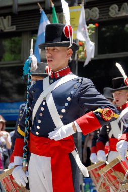BUENOS ARGENTINE 17 Kasım 2011 'de Arjantin' in Buenos Bölgesi 'ne gelen İtalyan göçmenlerin anısına asker kostümlü genç adamlar