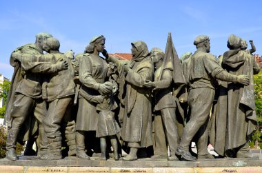 SOFYA, BULGARIA - 23 Eylül 2013 'te Bulgaristan' ın Sofya kentindeki Sovyet Ordusu anıtının ayrıntıları. 1954 yılında inşa edilen anıt Sofya 'nın en büyük parklarından birine komuta ediyor..