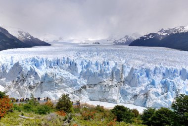 Perito Moreno Buzulu, Arjantin 'in Santa Cruz eyaletindeki Los Glaciares Ulusal Parkı' nda bulunan bir buzuldur. Patagonya 'nın en önemli turistik merkezlerinden biridir.