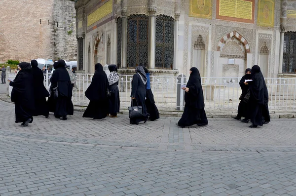 Istanbul Turkey 10月08 2013年10月8日にイスタンブールのダウンタウンの中心部にイスラム教徒のベール女性 トルコ政府はスカーフを公的部門で働くことを禁止した — ストック写真