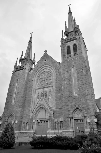 白と黒のリバプール イギリスの聖ルカ教会 — ストック写真