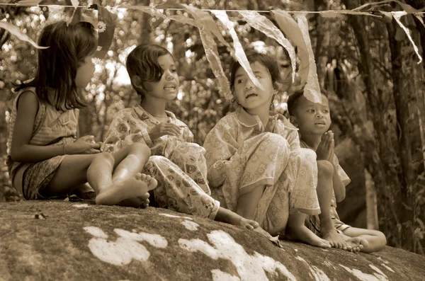 Dzieci Siedzące Lesie Kambodży — Zdjęcie stockowe